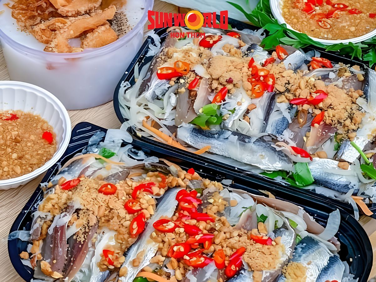 Đặc sản gỏi cá trích Phú Quốc nổi bật bởi vị ngọt tự nhiên của cá tươi và cách chế biến tinh tế. (Nguồn: Sưu tầm)