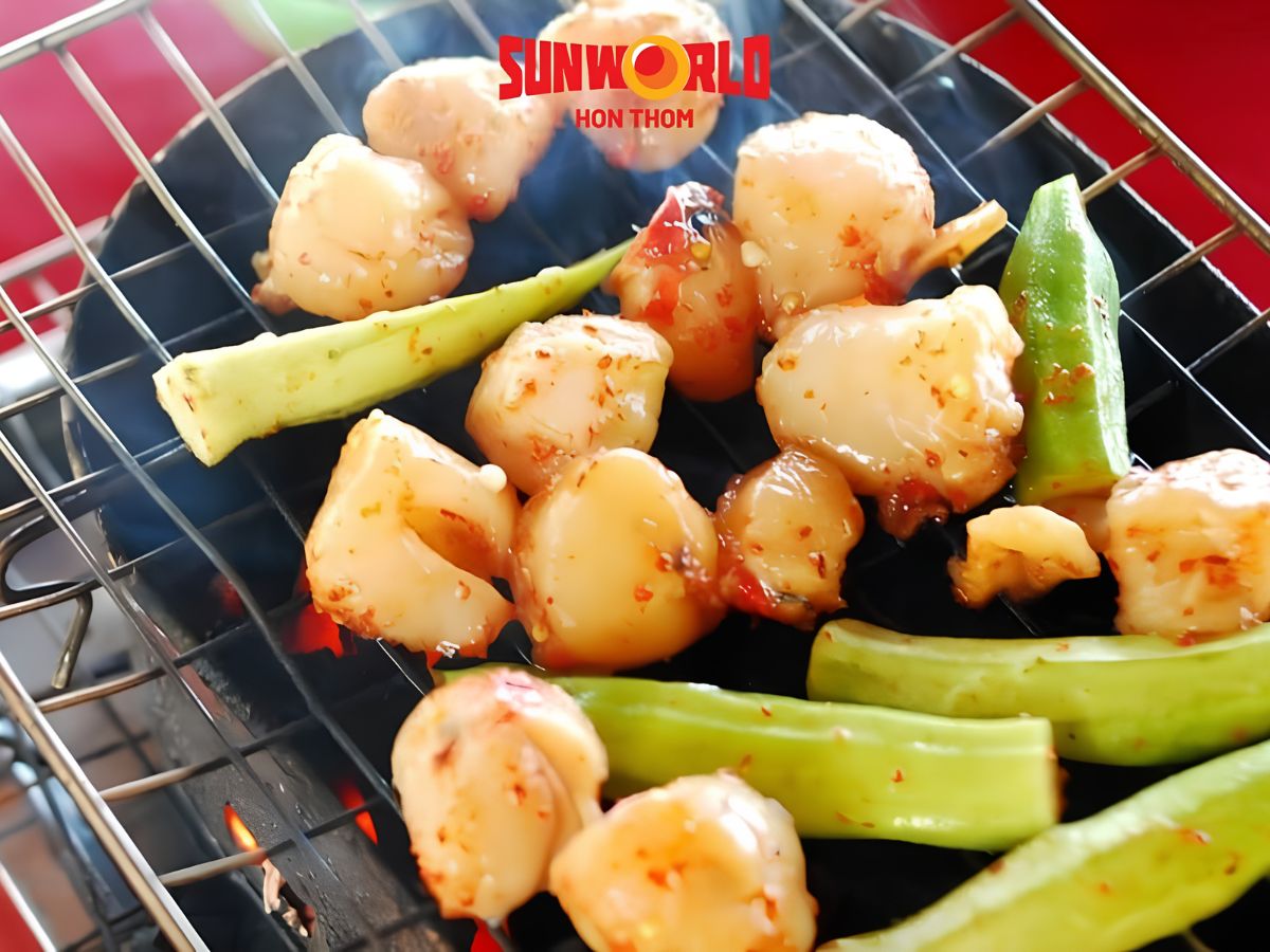 Thưởng thức còi biên mai nướng nóng hổi để cảm nhận trọn vẹn vị ngọt tươi của hải sản Phú Quốc. (Nguồn: Sưu tầm)