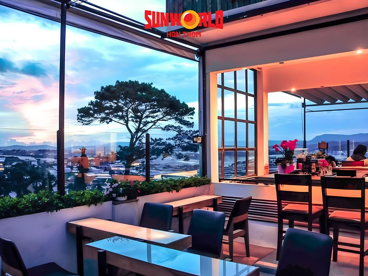 Nhà hàng Panorama sở hữu không gian sang trọng cùng tầm nhìn rộng mở, mang đến trải nghiệm ẩm thực và ngắm cảnh ấn tượng. (Nguồn: Sưu tầm)