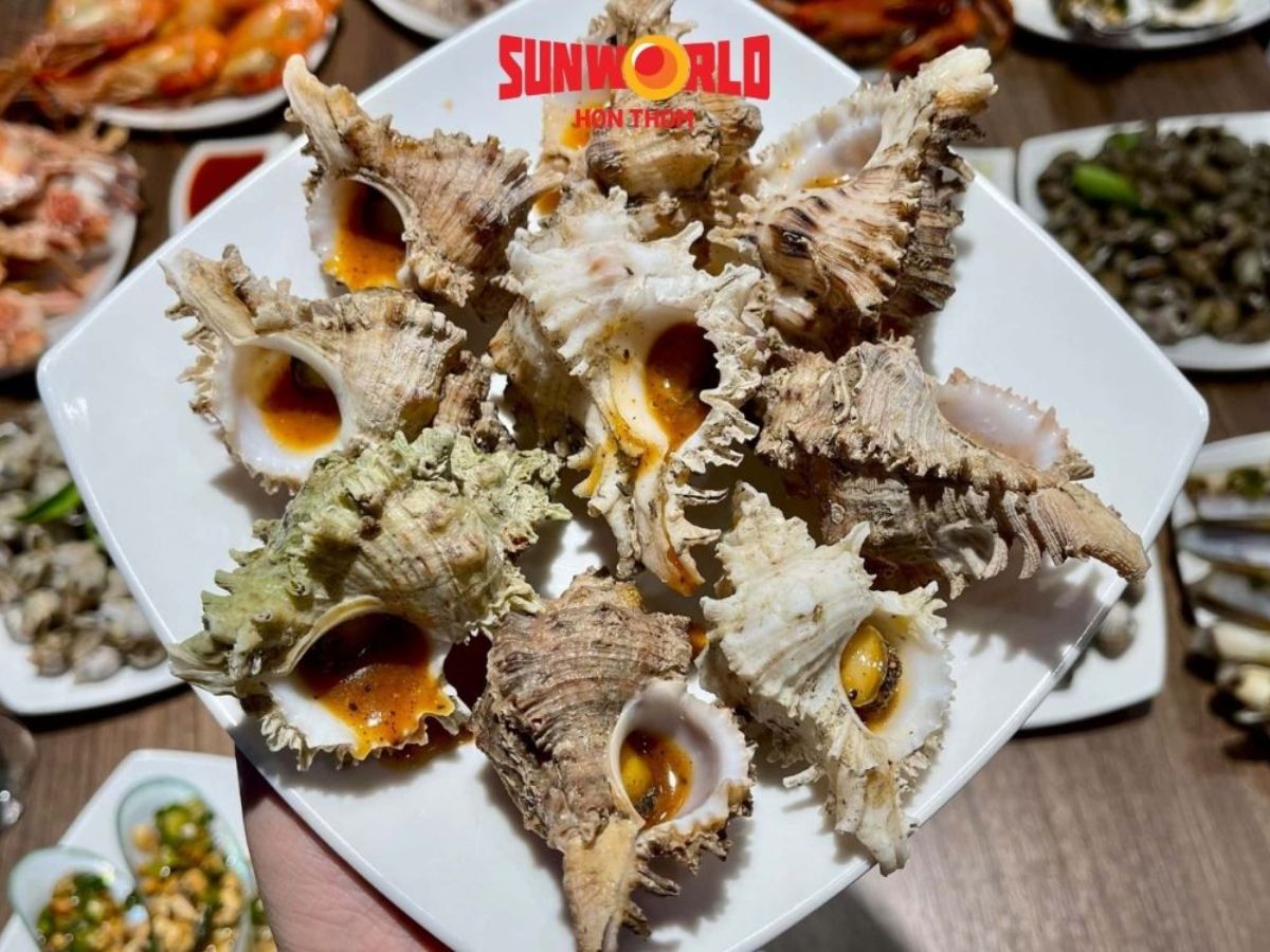 Ốc gai nướng thơm ngon với phần thịt giòn dai, đậm vị biển cả, là món đặc sản hấp dẫn tại Hòn Thơm. (Nguồn: Sưu tầm)