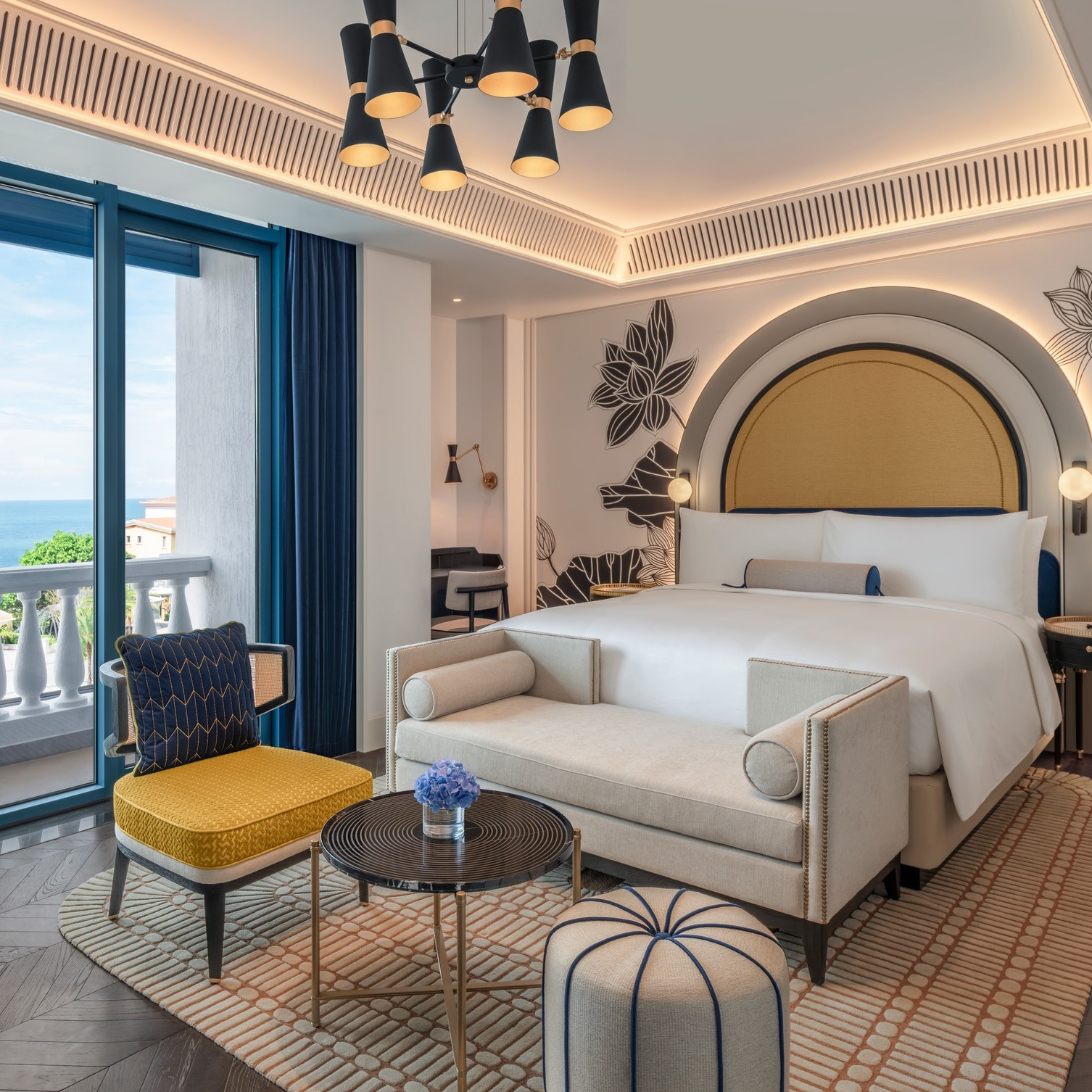 Phòng ngủ sang trọng tại La Festa Phu Quoc, Curio Collection by Hilton
