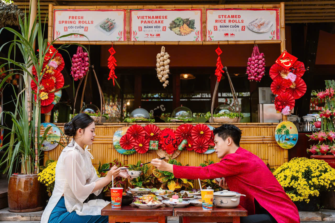Du khách thưởng thức bữa trưa ngon miệng tại khu ẩm thực của Sun World Hon Thom