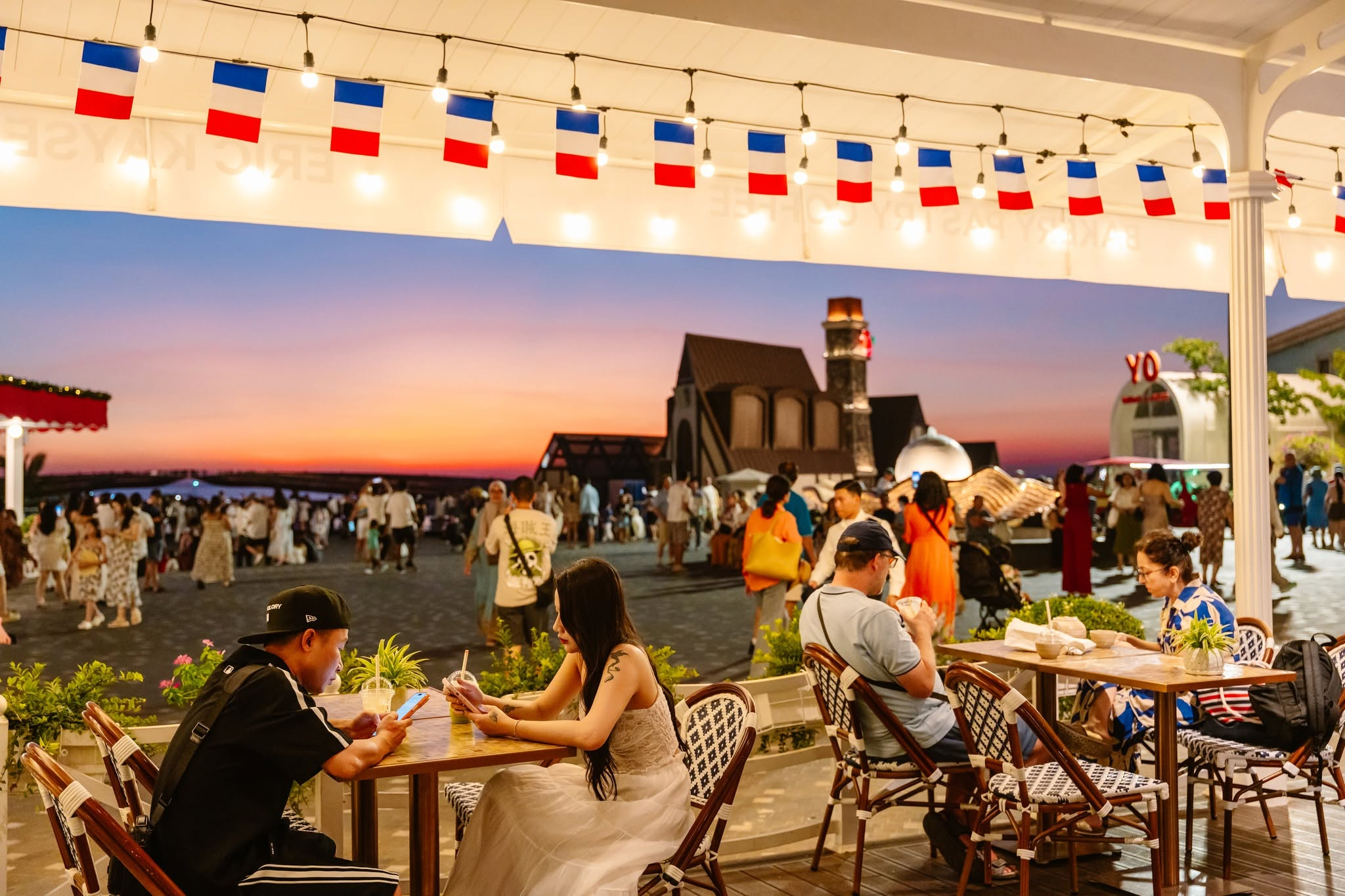 Maison Kayser là nơi du khách có thể thưởng thức bánh chuẩn Pháp, cà phê và ngắm khung cảnh biển trong không gian thanh lịch. (Nguồn: Sưu tầm)