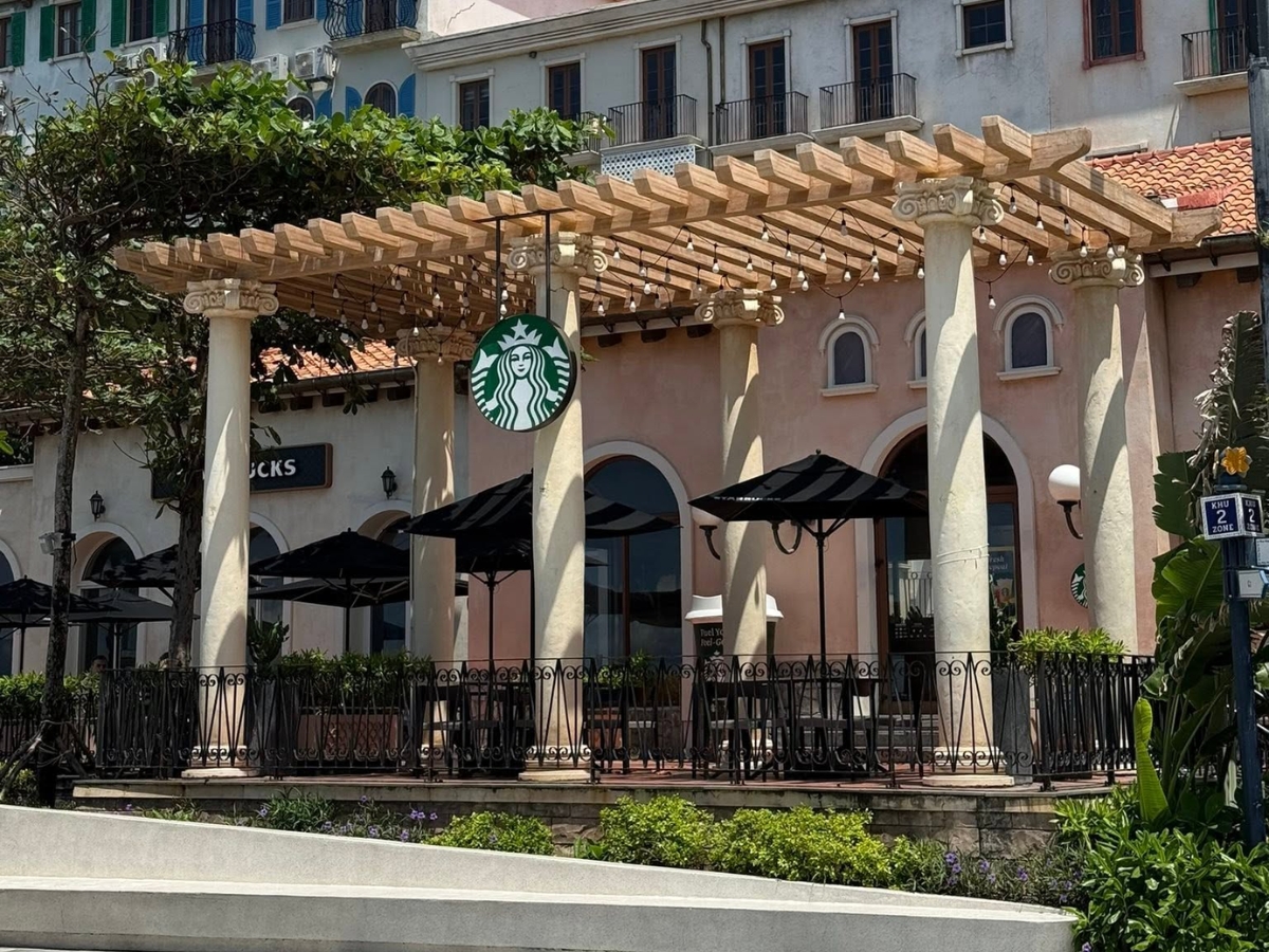 Starbucks Sunset Town mang đến trải nghiệm thưởng thức cà phê trong không gian yên tĩnh giữa khung cảnh biển Nam đảo Phú Quốc. (Nguồn: Sưu tầm)