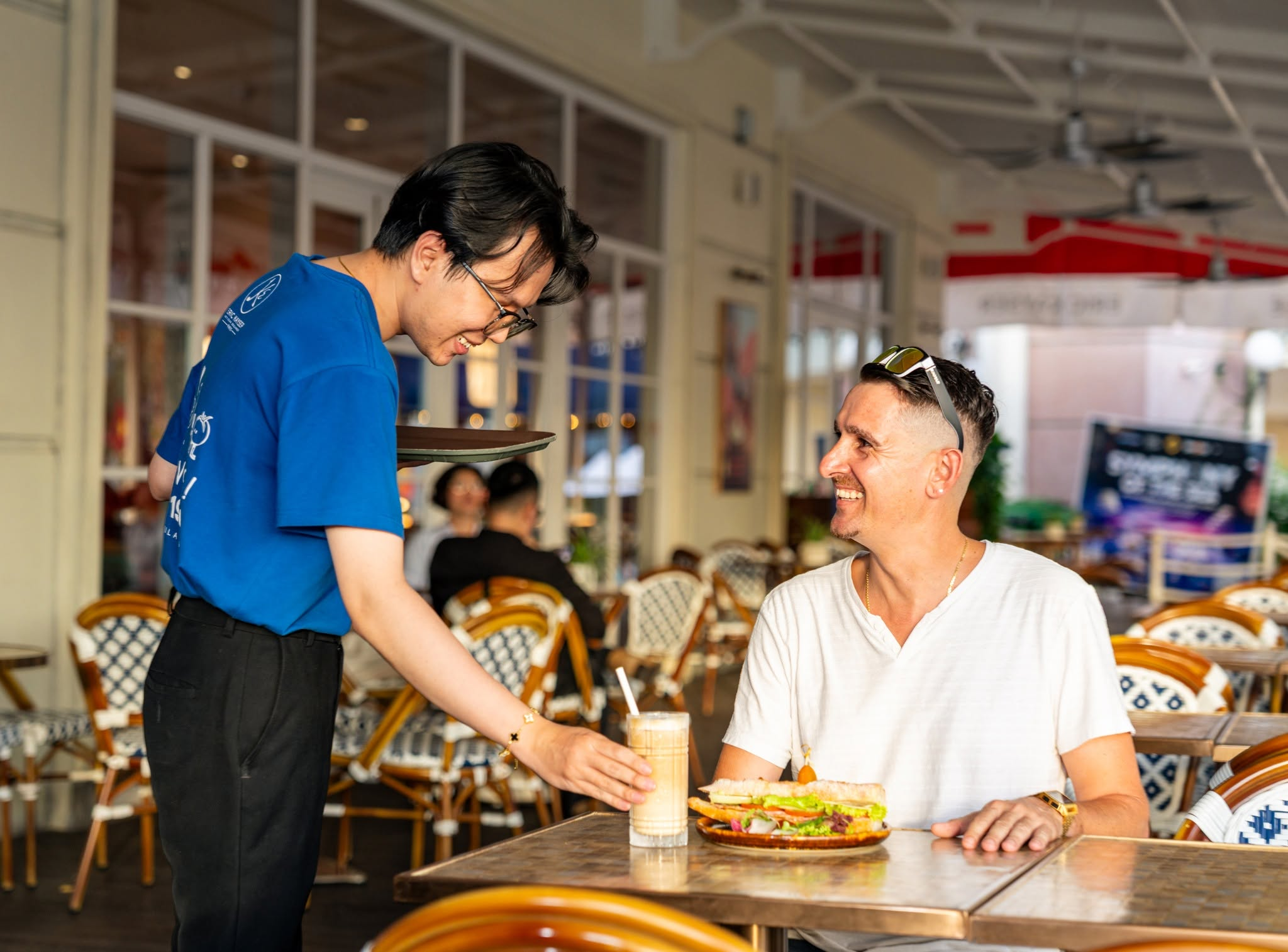 Những ly cà phê, trà, nước ép và bánh ngọt mang đến khoảng thời gian thư giãn giữa không gian yên bình của Sunset Town. (Nguồn: Sưu tầm)