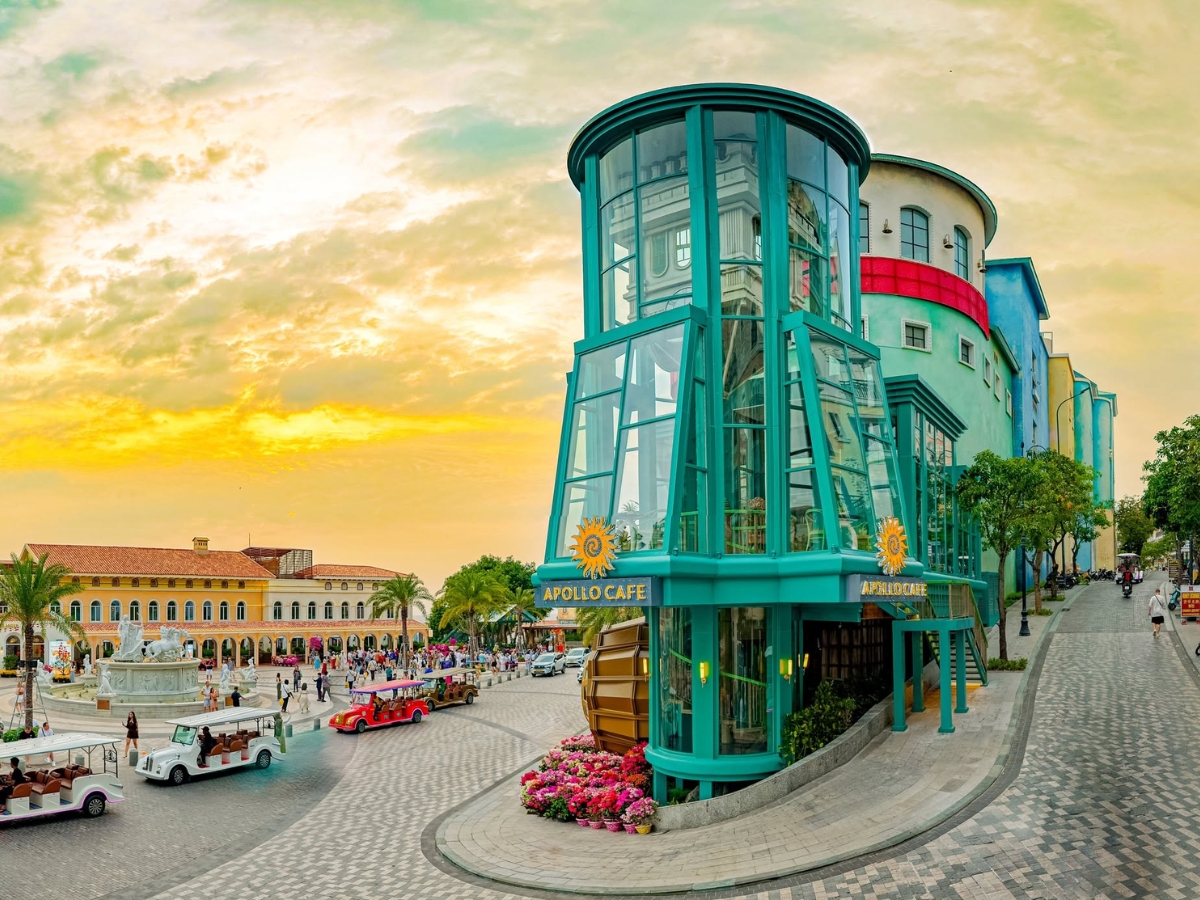 Apollo Cafe nổi bật với kiến trúc sáng tạo và ban công hướng biển, là điểm check-in ngắm hoàng hôn được nhiều du khách yêu thích. (Nguồn: Sưu tầm)