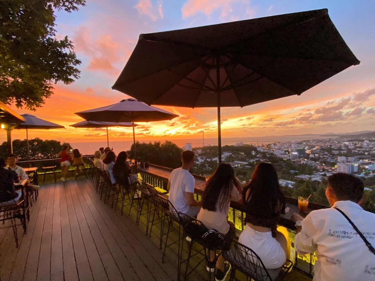 Chuồn Chuồn Bistro & Bar sở hữu tầm nhìn panorama từ trên cao, là điểm ngắm hoàng hôn nổi tiếng tại Phú Quốc. (Nguồn: Sưu tầm)