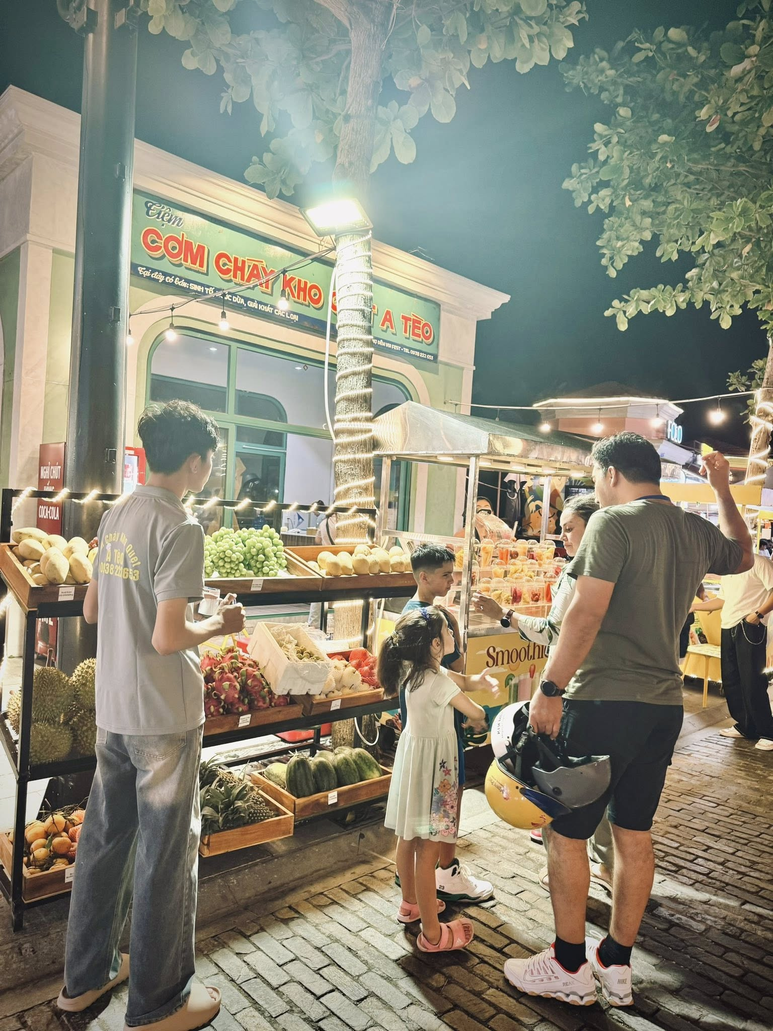 Du khách thưởng thức những món ăn ngon tại chợ đêm Vui Phết
