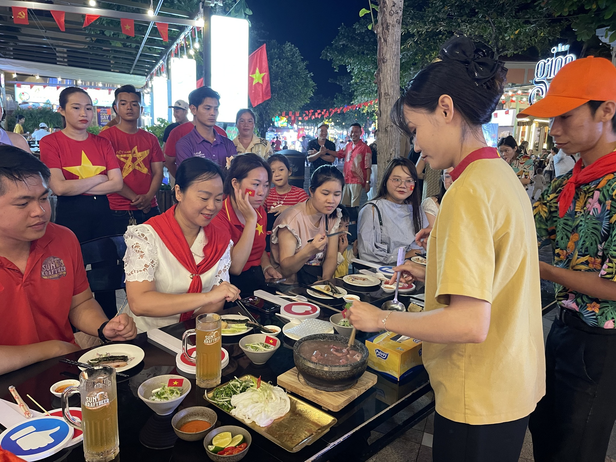 Du khách thưởng thức những món ăn ngon tại chợ đêm Vui Phết