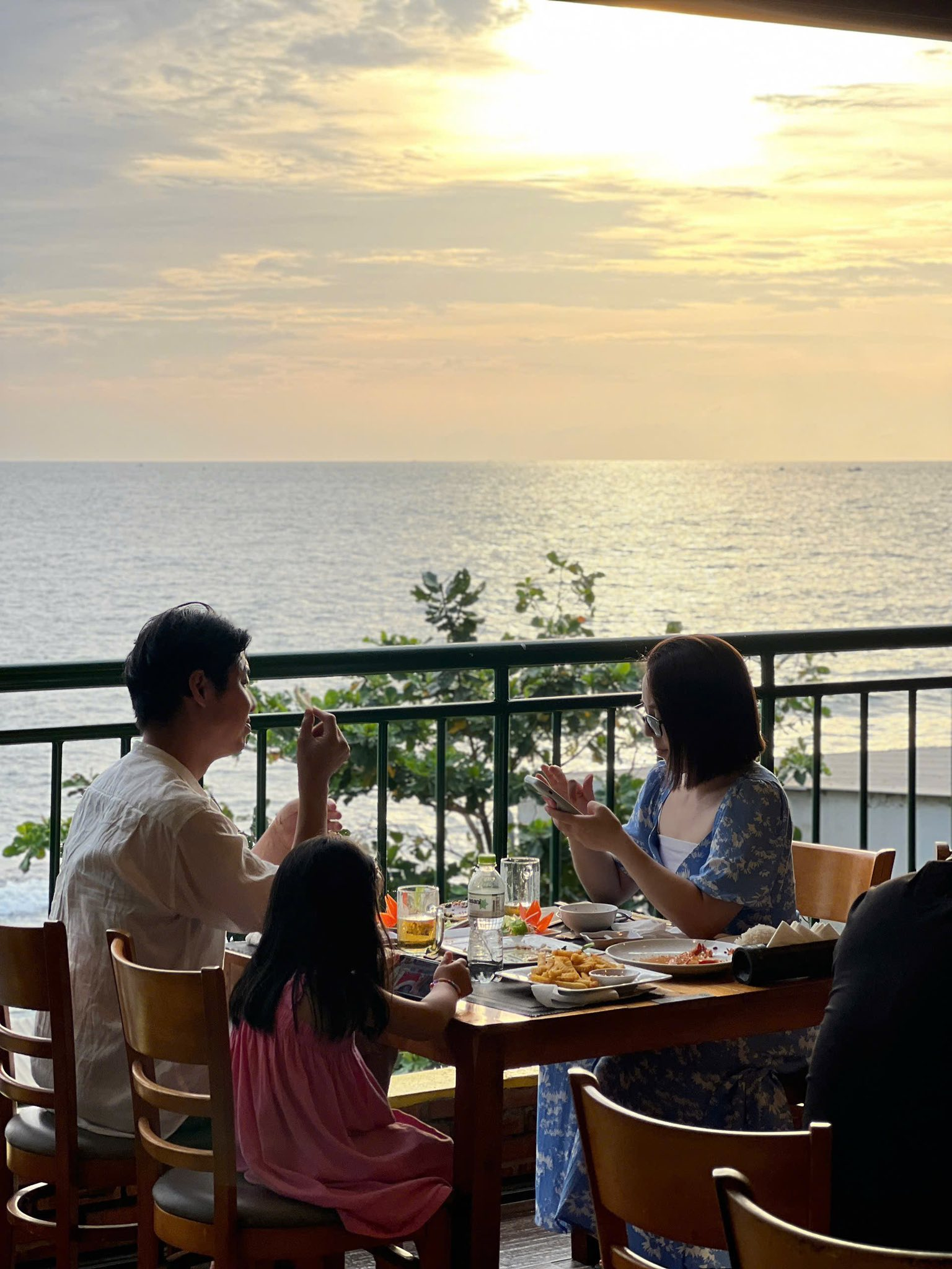 Sunset Town tập trung nhiều nhà hàng hải sản tươi ngon và view đẹp