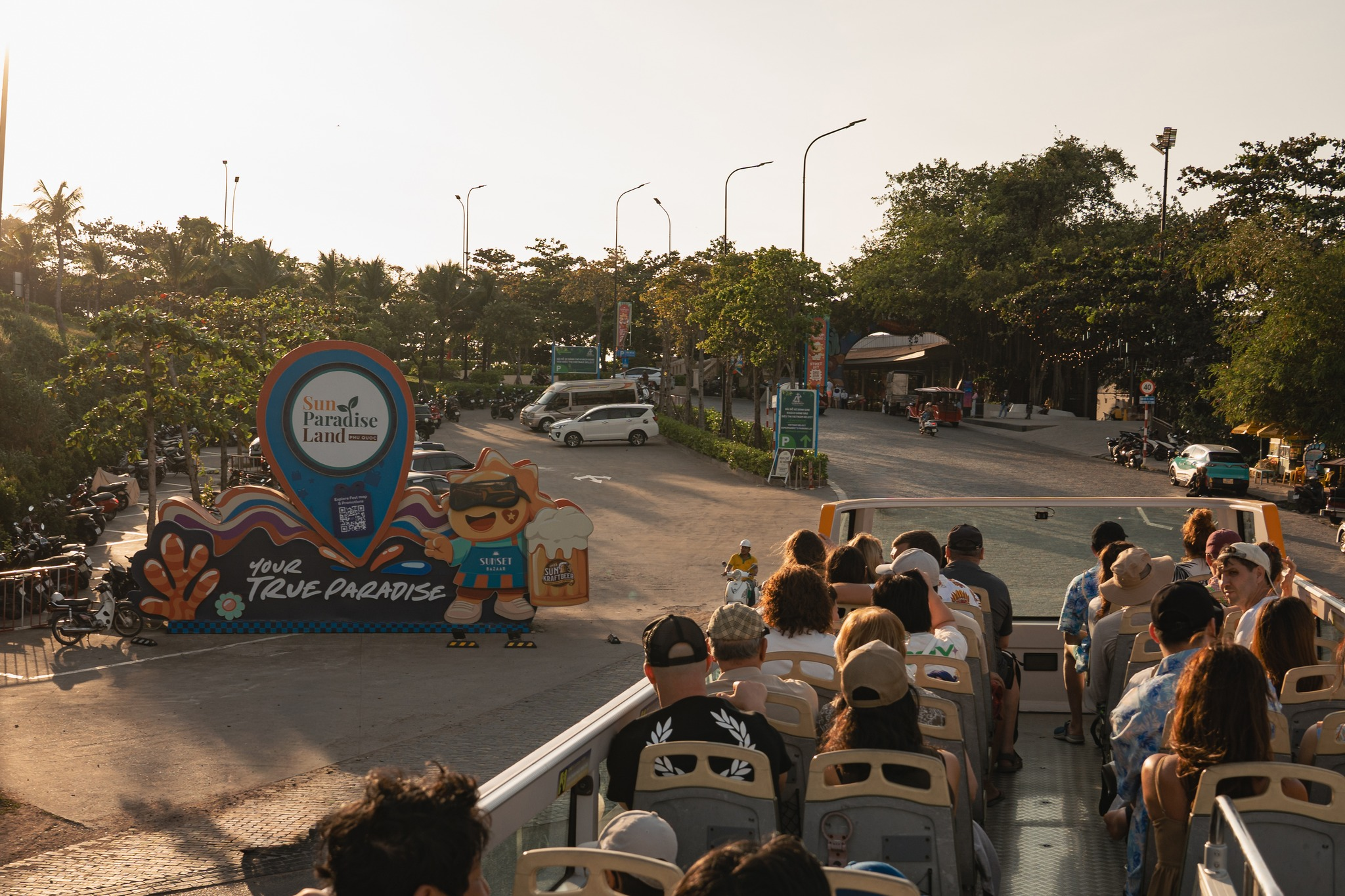 Xe bus 2 tầng đưa du khách đến Thị trấn Hoàng Hôn