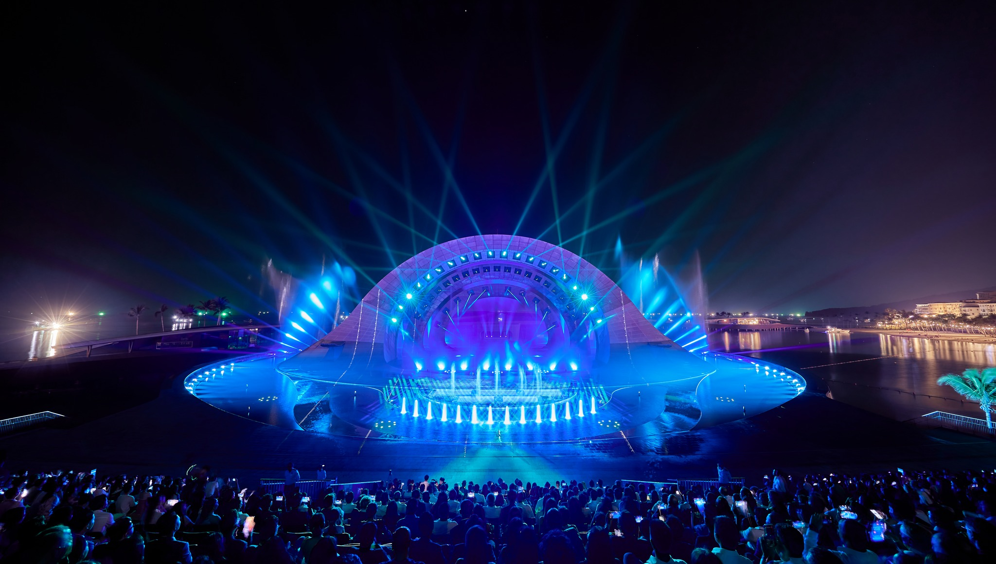 Sân khấu độc đáo của show Nụ hôn của biển cả