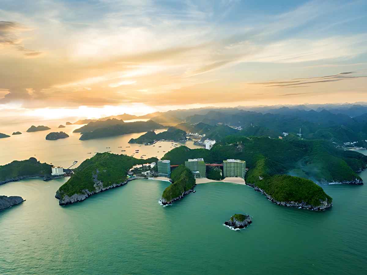 Phú Quốc nằm trong vịnh Thái Lan, được xem là đảo lớn nhất Việt Nam.