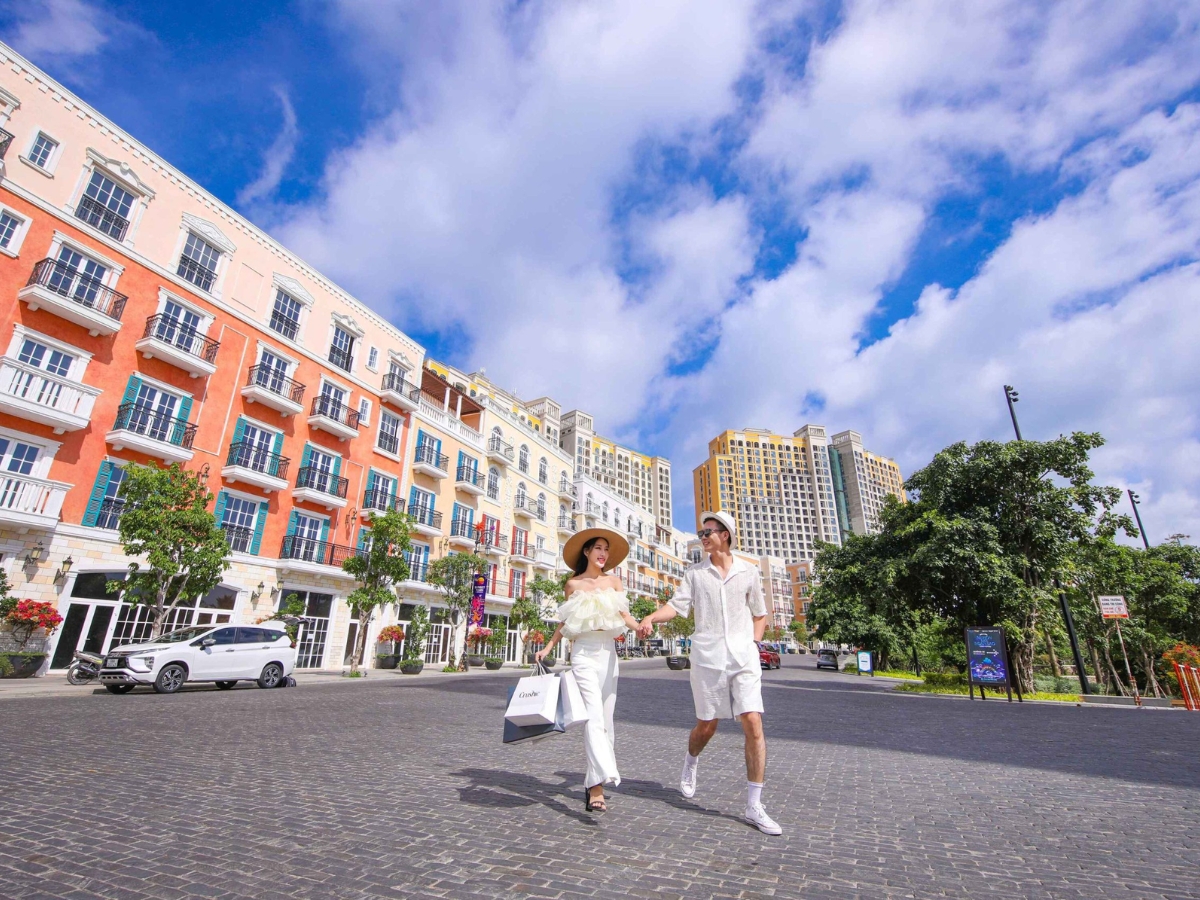 Thị trấn Hoàng Hôn gây ấn tượng với nhiều công trình nghệ thuật độc đáo và kiến trúc mang đậm dấu ấn Địa Trung Hải. (Nguồn: Sưu tầm)