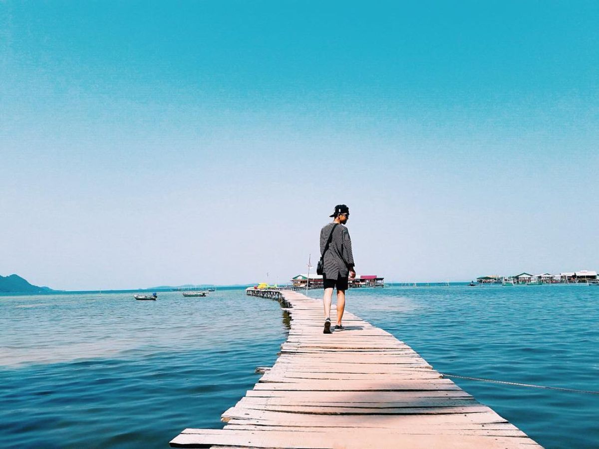Cầu gỗ là địa điểm chụp ảnh yêu thích của du khách khi đến làng chài Rạch Vẹm.