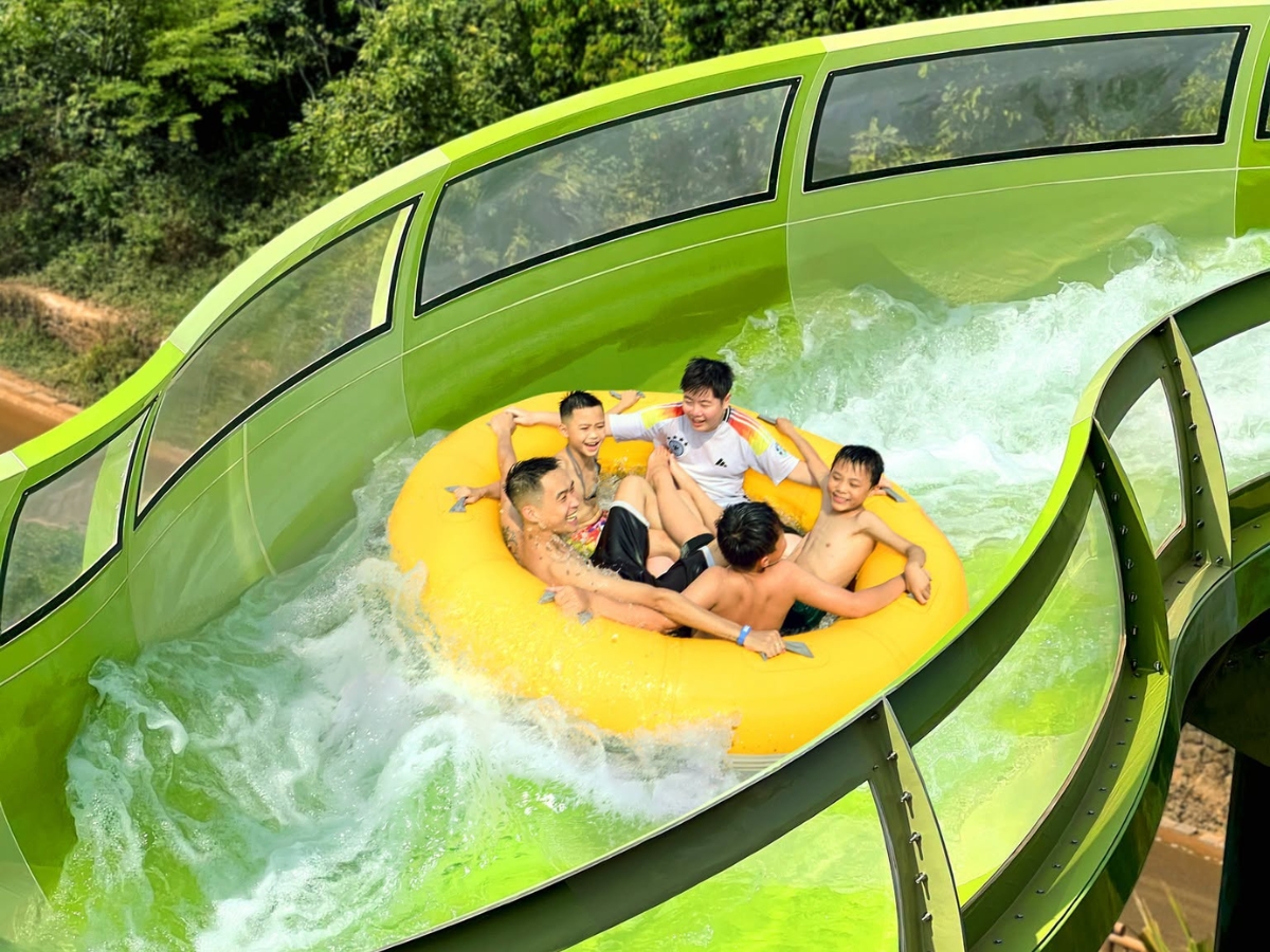 Trẻ em thích thú khám phá các đường trượt đầy màu sắc tại công viên nước Aquatopia. (Nguồn: Sưu tầm)