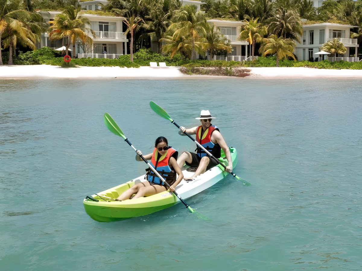 Các bạn nhỏ hào hứng tham gia hoạt động chèo kayak trên mặt biển trong xanh. (Nguồn: Sưu tầm)