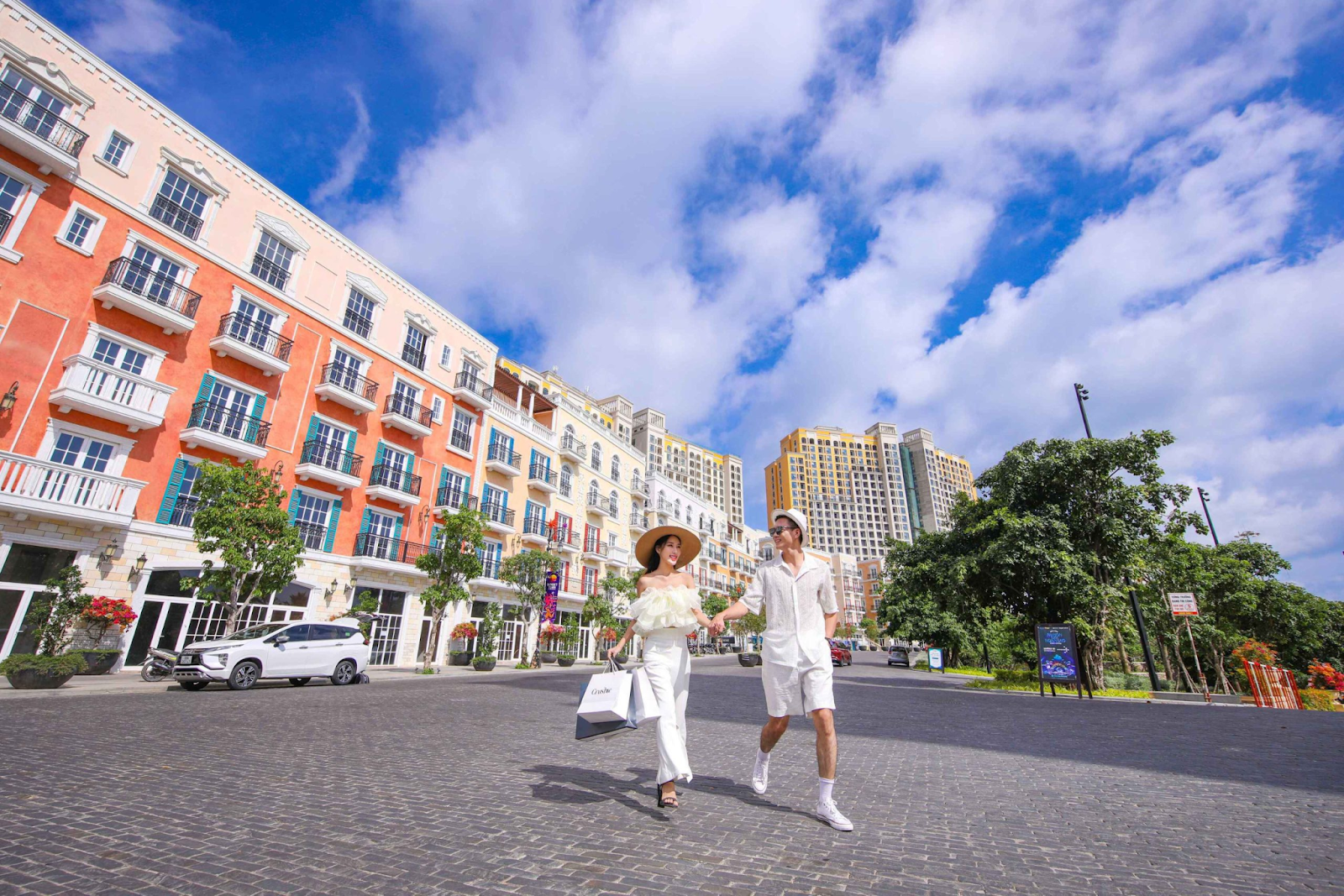 Dạo quanh Sunset Town để cảm nhận nhịp sống sôi động và vẻ đẹp kiến trúc độc đáo bên bờ biển. (Nguồn: Sưu tầm)