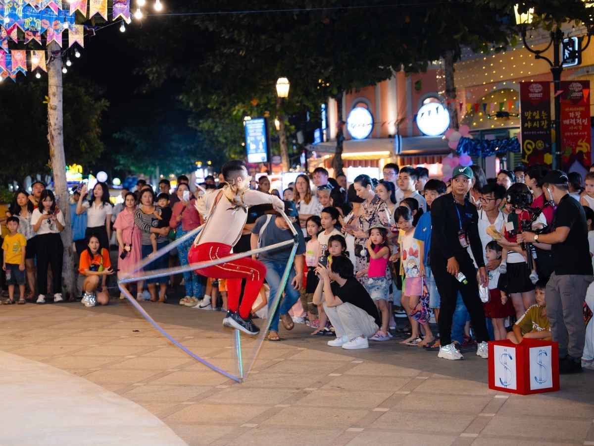 Đến sớm giúp du khách dễ dàng chọn vị trí đẹp để thưởng thức show diễn và khám phá chợ đêm Vui Phết. (Nguồn: Sưu tầm)