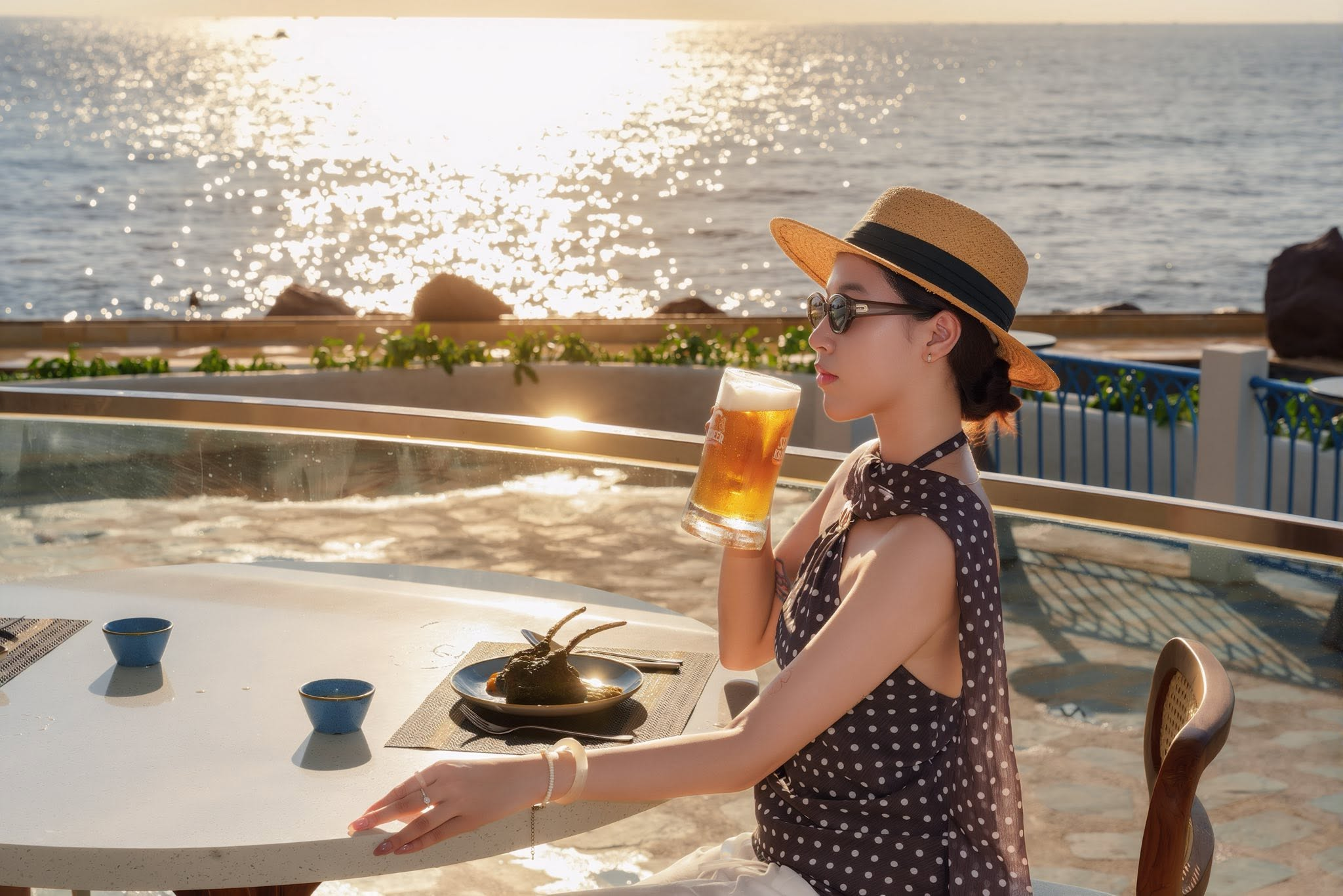 Santo Beach Club nổi bật với hai hồ bơi vô cực hướng biển và khung cảnh hoàng hôn tuyệt đẹp. (Nguồn: Sưu tầm)