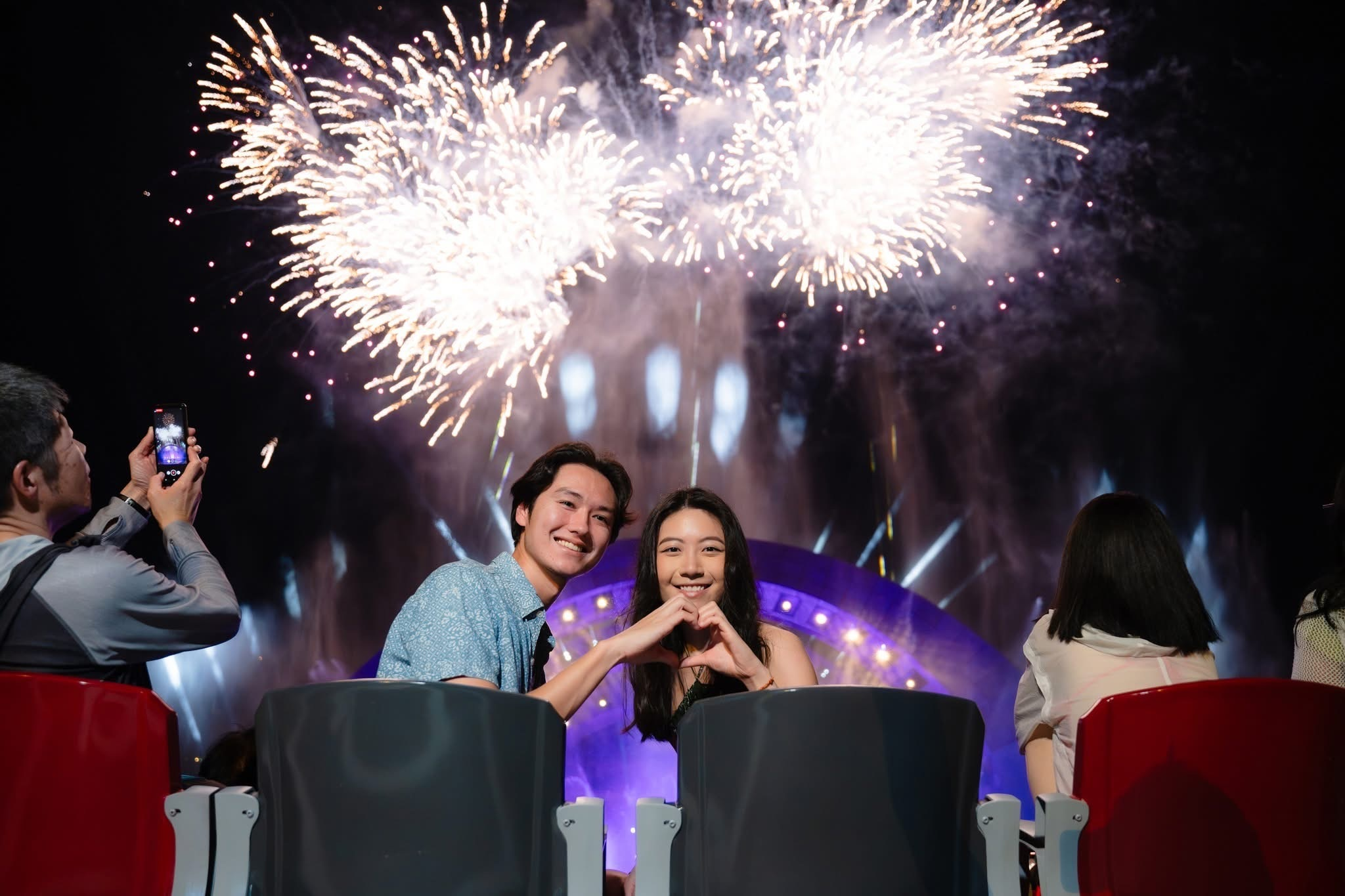 Du khách thích thú khi thưởng thức show diễn nghệ thuật tại Thị trấn Hoàng Hôn