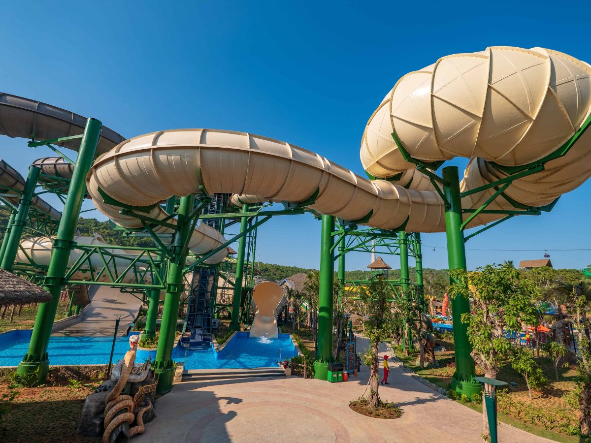 Long xà nổi giận (Anaconda) đưa người chơi tăng tốc và trượt ngược đầy kịch tính trên máng boomerang. (Nguồn: Sưu tầm)