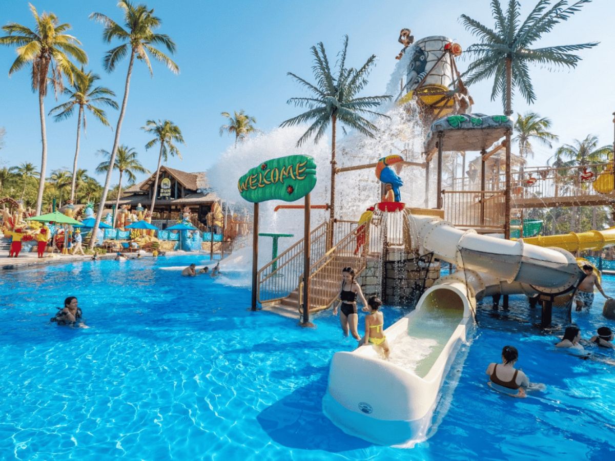Thủy Liêm Động với cầu trượt mini, vòi phun nước và xô nước khổng lồ là không gian vui chơi lý tưởng dành cho các bé. (Nguồn: Sưu tầm)