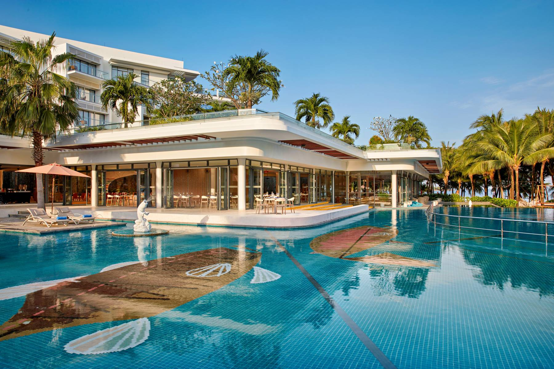 Nhà hàng Clubhouse với không gian mở hướng ra phía đại dương xanh mát