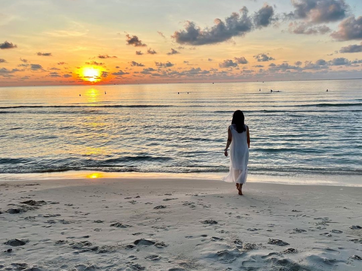 Du khách đi dạo biển và check-in với bình minh tại Bãi Kem