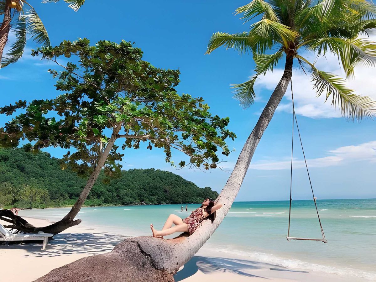 Du khách check-in với hàng dừa xanh mát