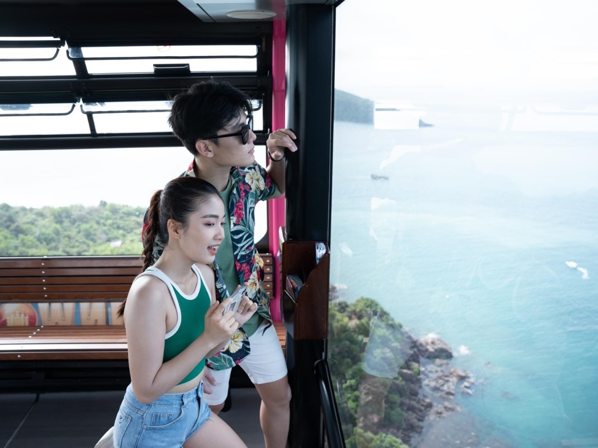 Du khách trải nghiệm cáp treo vượt biển Hòn Thơm và chiêm ngưỡng khung cảnh biển đảo tuyệt đẹp từ trên cao. (Nguồn: Sưu tầm)