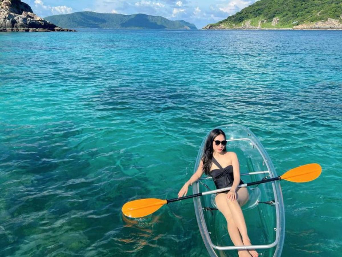 Chèo thuyền kayak là hoạt động được nhiều du khách yêu thích để hòa mình vào thiên nhiên và tận hưởng không gian biển Hòn Thơm. (Nguồn: Sưu tầm)