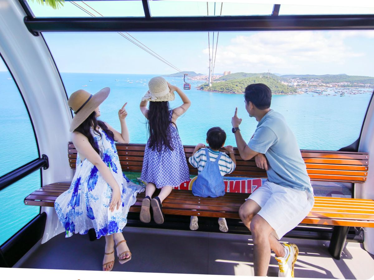 Hành trình cáp treo Hòn Thơm mang đến góc nhìn toàn cảnh biển xanh và các đảo nhỏ trước khi du khách đặt chân lên đảo. (Nguồn: Sưu tầm)