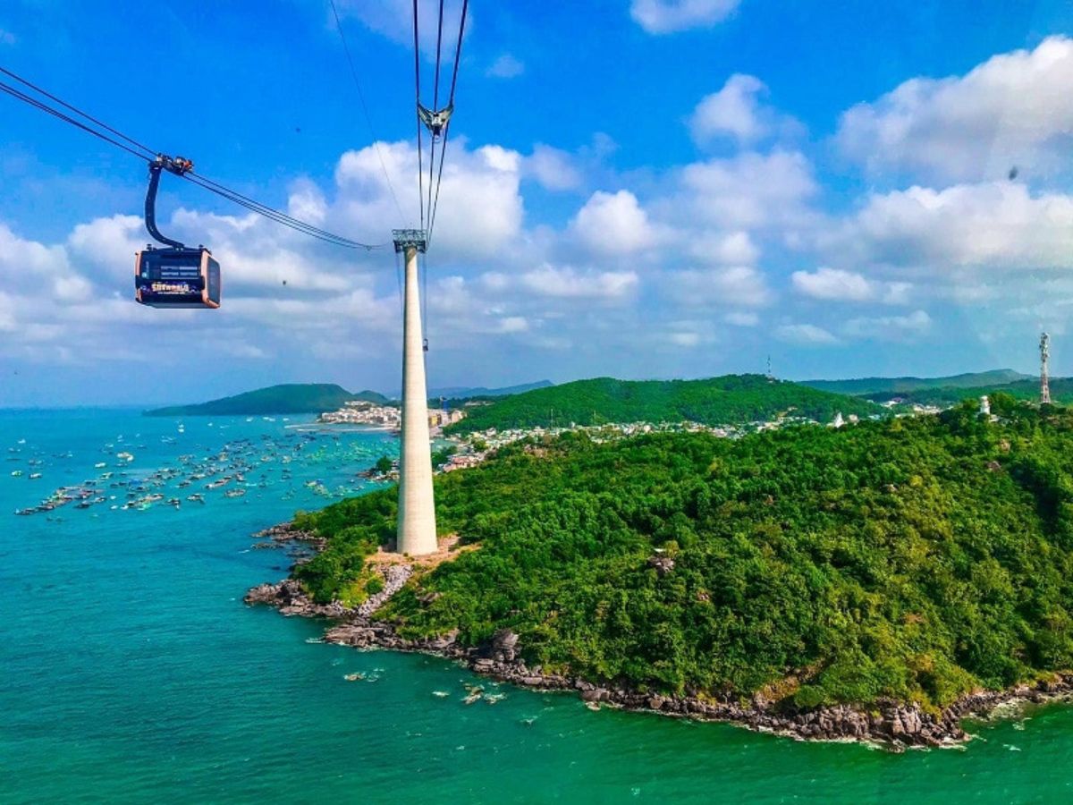Một góc Hòn Thơm với rừng xanh, biển ngọc và tuyến cáp treo vượt biển, biểu tượng du lịch nổi bật của Nam Phú Quốc. (Nguồn: Sưu tầm)