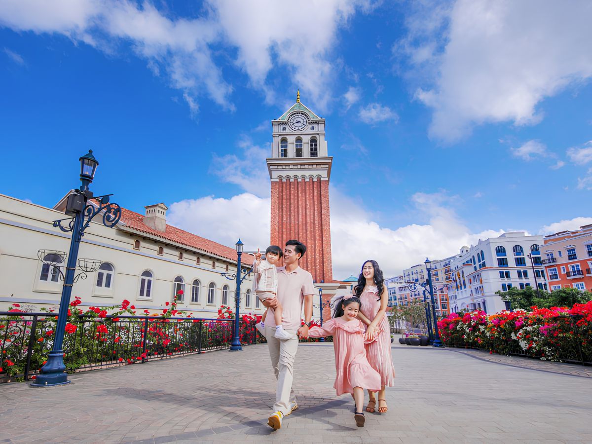 Góc check-in tháp đồng hồ ấn tượng từ đường bộ nội khu Central Village. (Nguồn: Sưu tầm)