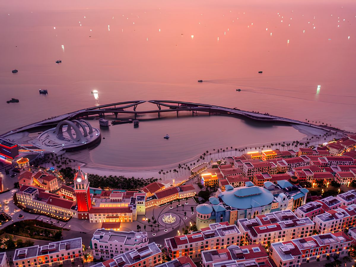 Toàn cảnh Thị trấn Hoàng Hôn rực rỡ bên bờ biển, nơi hội tụ những công trình biểu tượng và nhiều góc check in ấn tượng của Phú Quốc. (Nguồn: Sưu tầm)