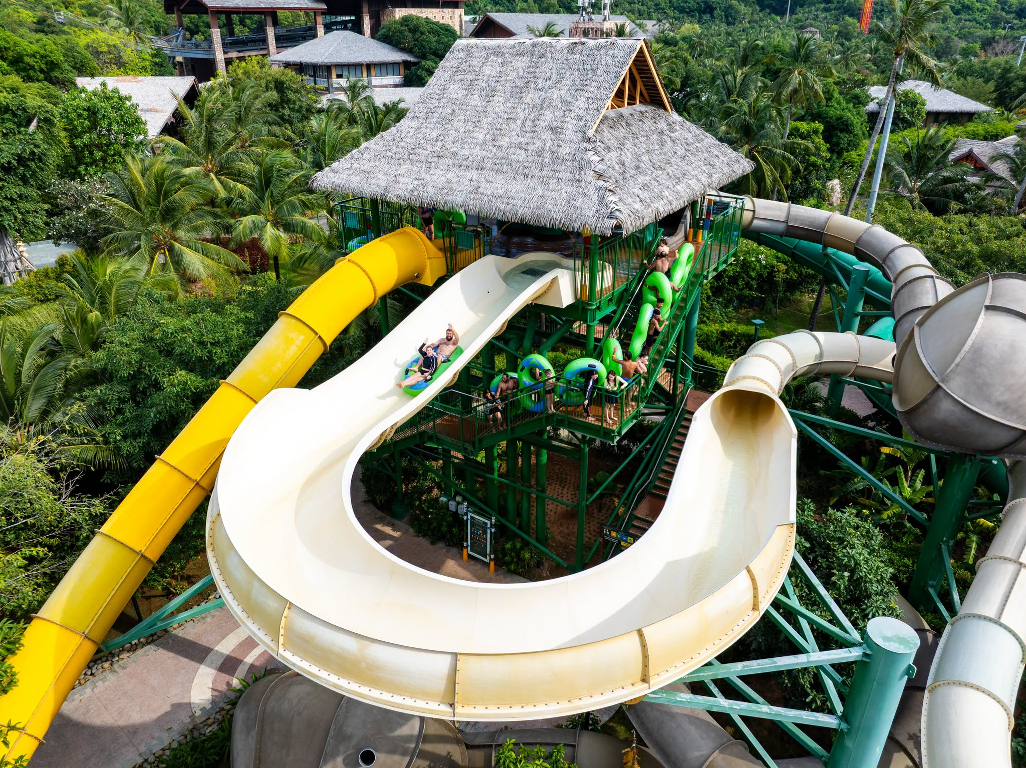 Công viên nước Aquatopia mang đến không gian vui chơi sôi động với nhiều trò chơi nước hấp dẫn. (Nguồn: Sưu tầm)