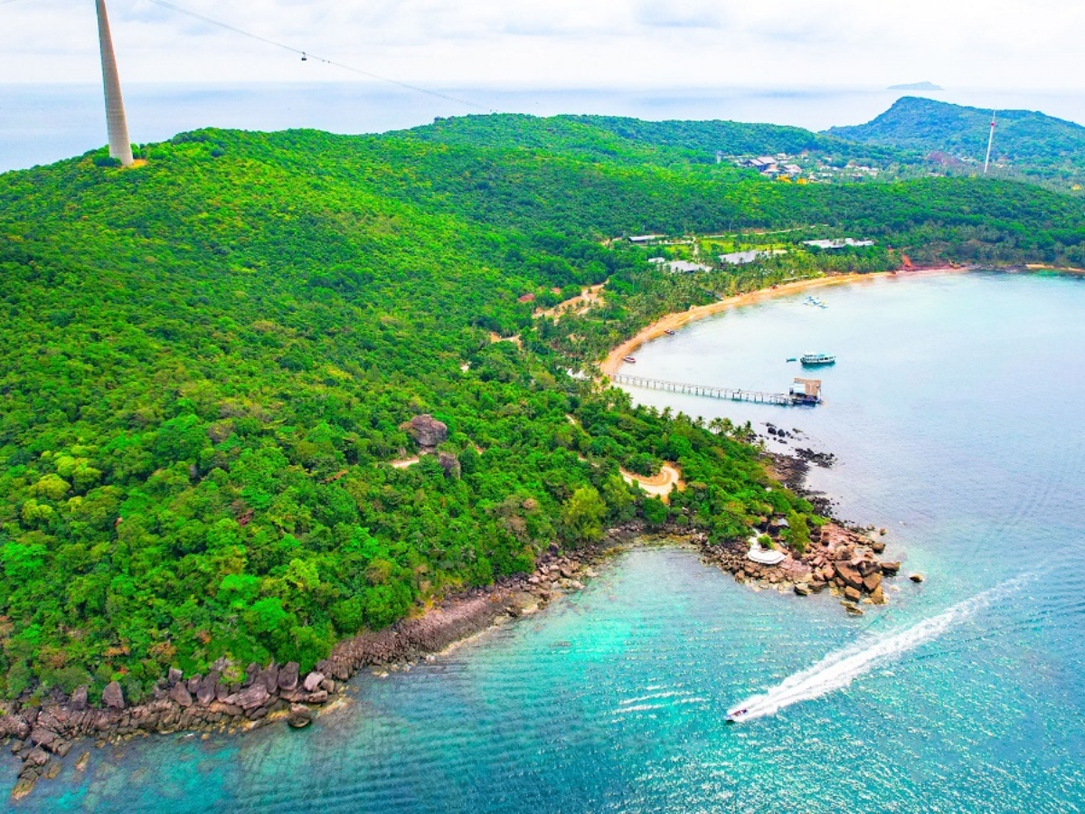 Hòn Thơm nổi bật với vẻ đẹp hoang sơ, biển xanh trong vắt và khung cảnh yên bình. (Nguồn: Sưu tầm)