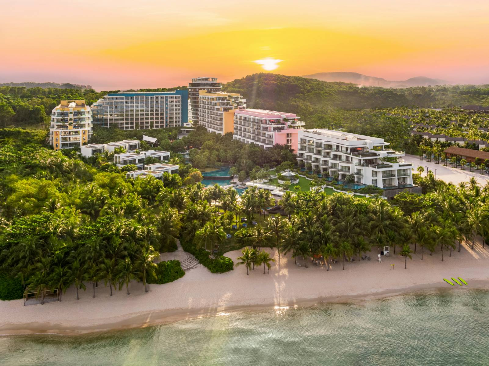 Khu nghỉ dưỡng ven biển và khách sạn tại Nam đảo Phú Quốc là lựa chọn lưu trú thuận tiện khi khám phá Hòn Thơm. (Nguồn: Sưu tầm)