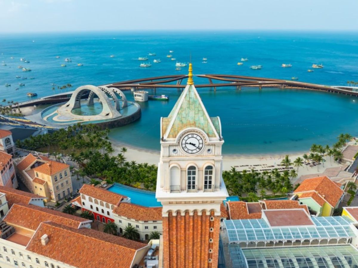 Thị trấn Hoàng Hôn nổi bật với kiến trúc Địa Trung Hải, Cầu Hôn và không gian biển tuyệt đẹp. (Nguồn: Sưu tầm)