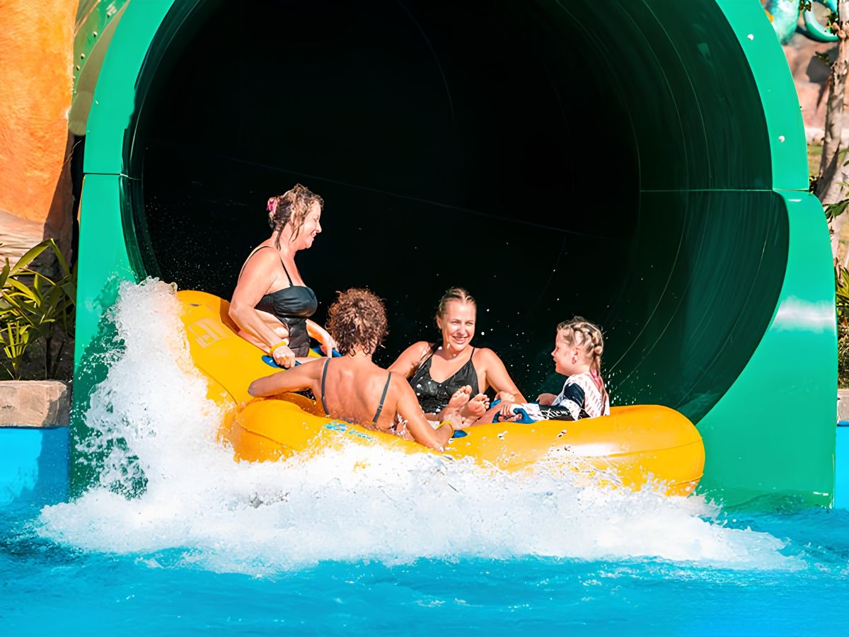 Aquatopia Water Park mang đến nhiều trò chơi dưới nước hiện đại, phù hợp cho cả gia đình và nhóm bạn. (Nguồn: Sưu tầm)