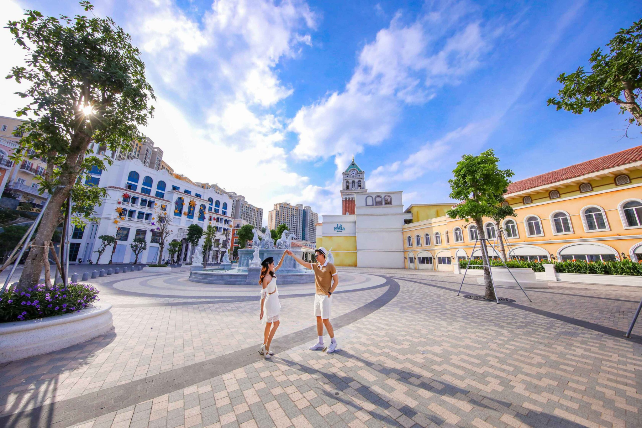 Buổi sáng tại Sunset Town là thời điểm lý tưởng để khám phá kiến trúc Địa Trung Hải và các công trình biểu tượng nổi bật. (Nguồn: Sưu tầm)
