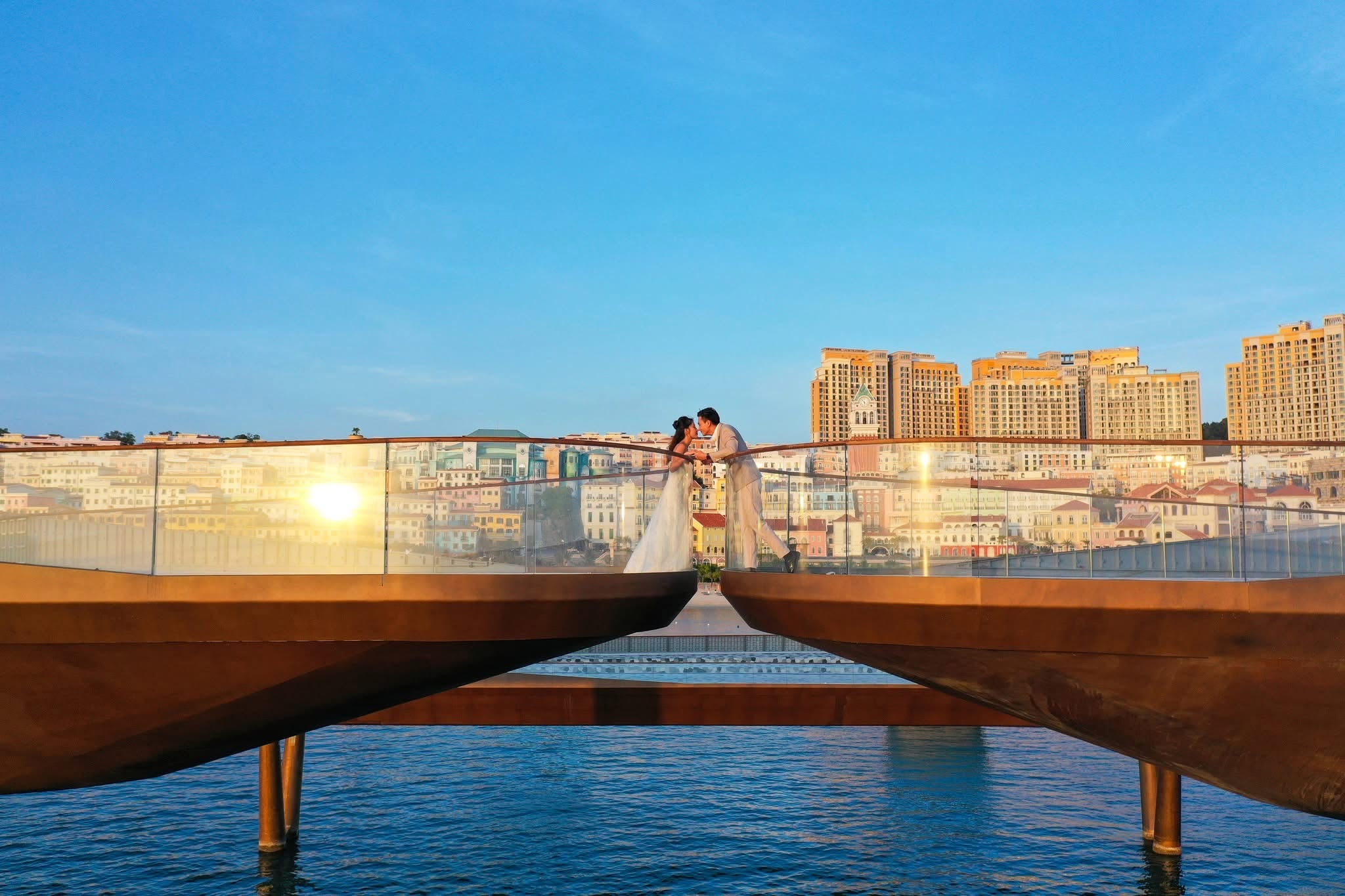 Cầu Hôn là điểm check in nổi bật trong hành trình khám phá Sunset Town. (Nguồn: Sưu tầm)