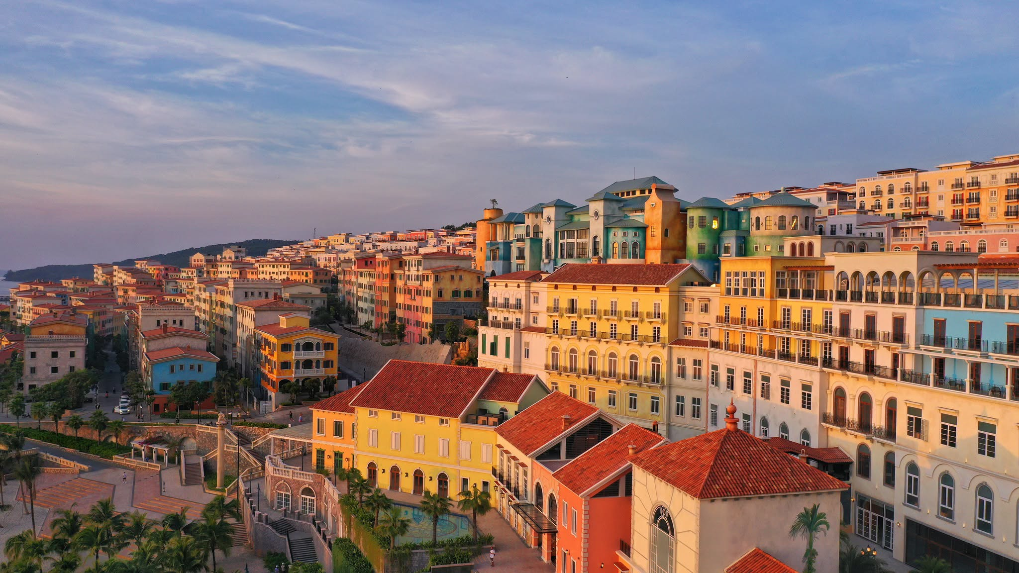 Toàn cảnh Sunset Town nổi bật với kiến trúc Địa Trung Hải bên bờ biển Nam đảo. (Nguồn: Sưu tầm)