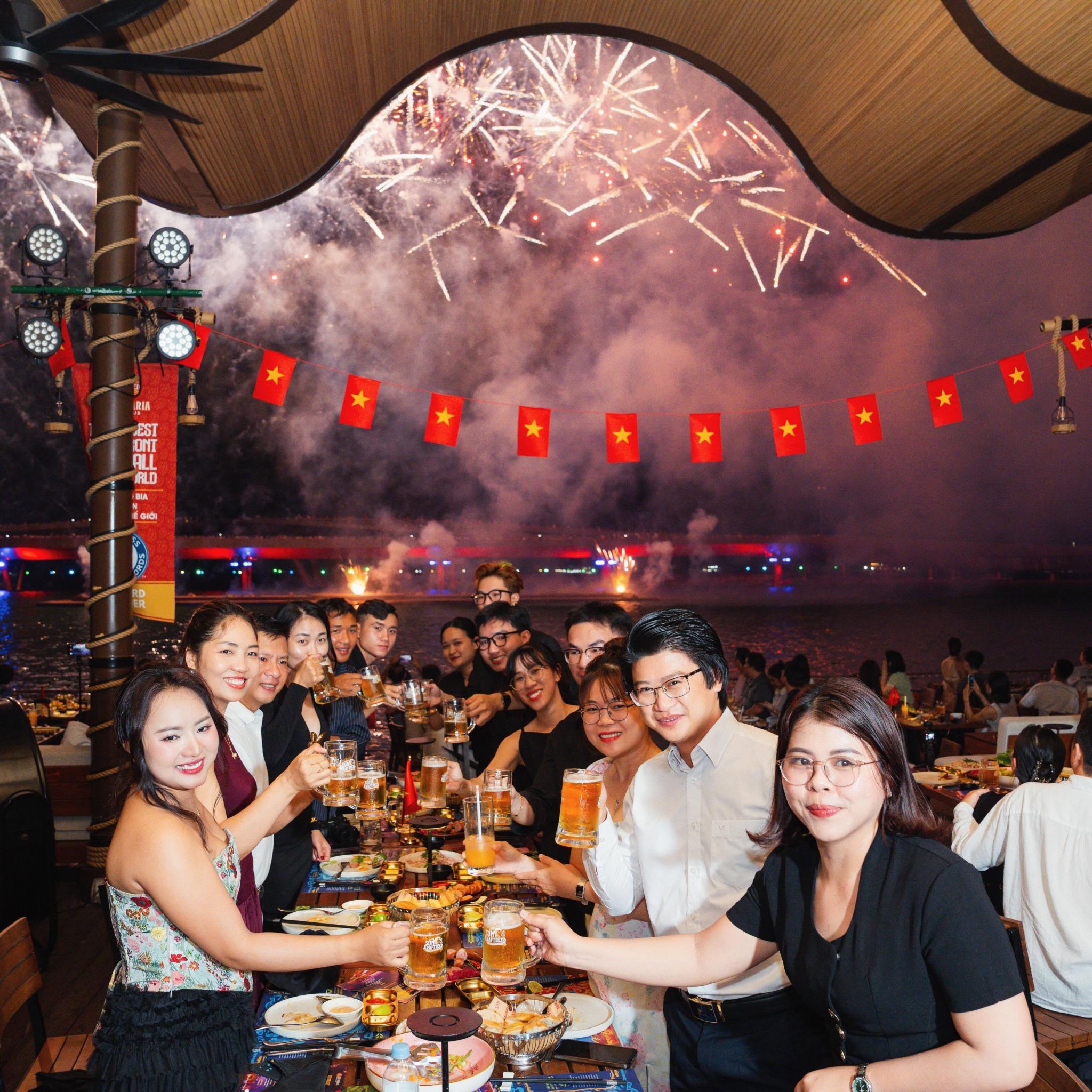 Du khách thưởng thức bữa tối tại Sun Bavaria GastroPub kết hợp chiêm ngưỡng pháo hoa rực rỡ bên biển. (Nguồn: Sưu tầm)