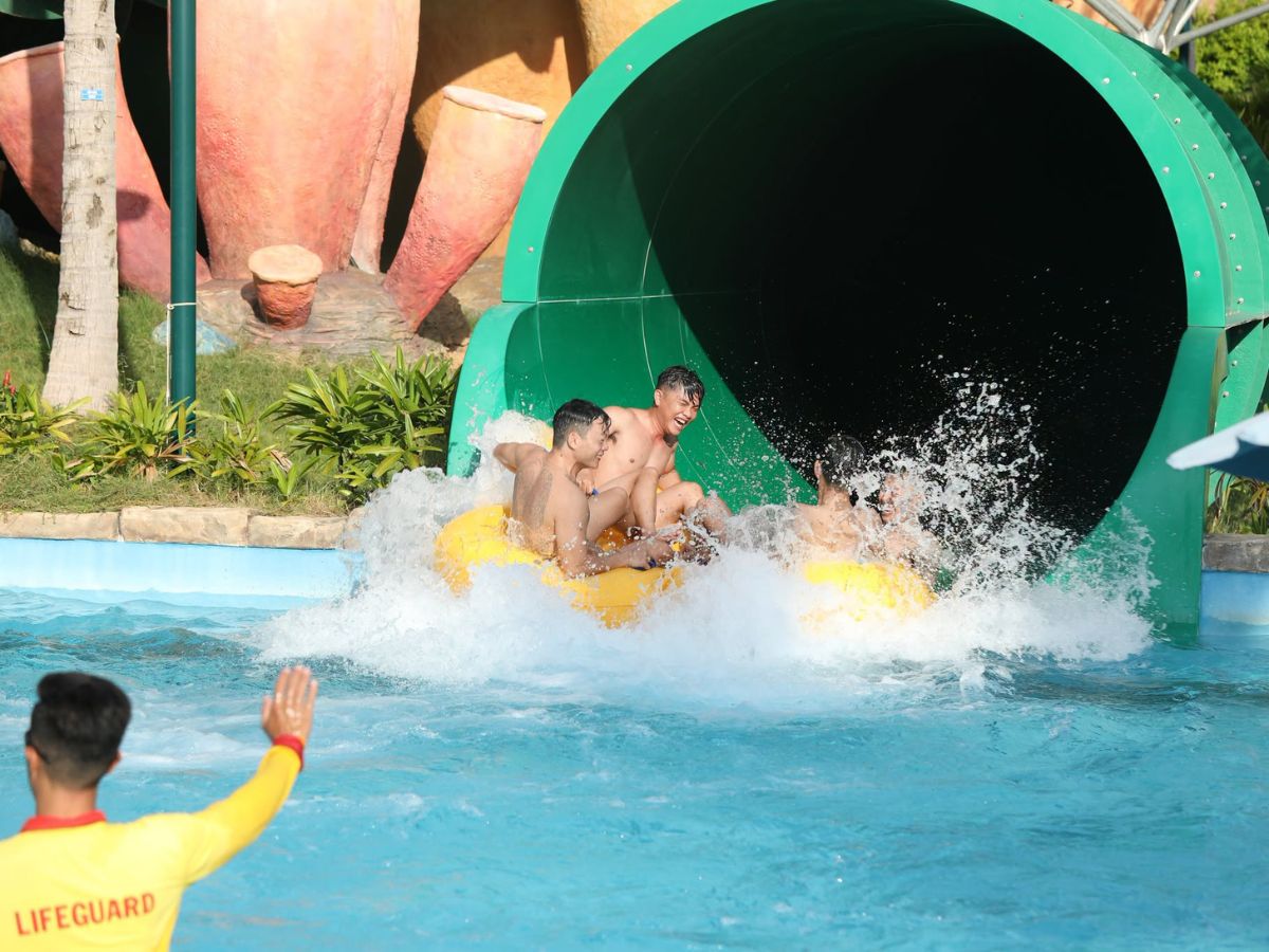 Những trò chơi nước đầy sôi động tại Aquatopia Water Park mang đến trải nghiệm hấp dẫn cho du khách khi đến Hòn Thơm. (Nguồn: Sưu tầm)