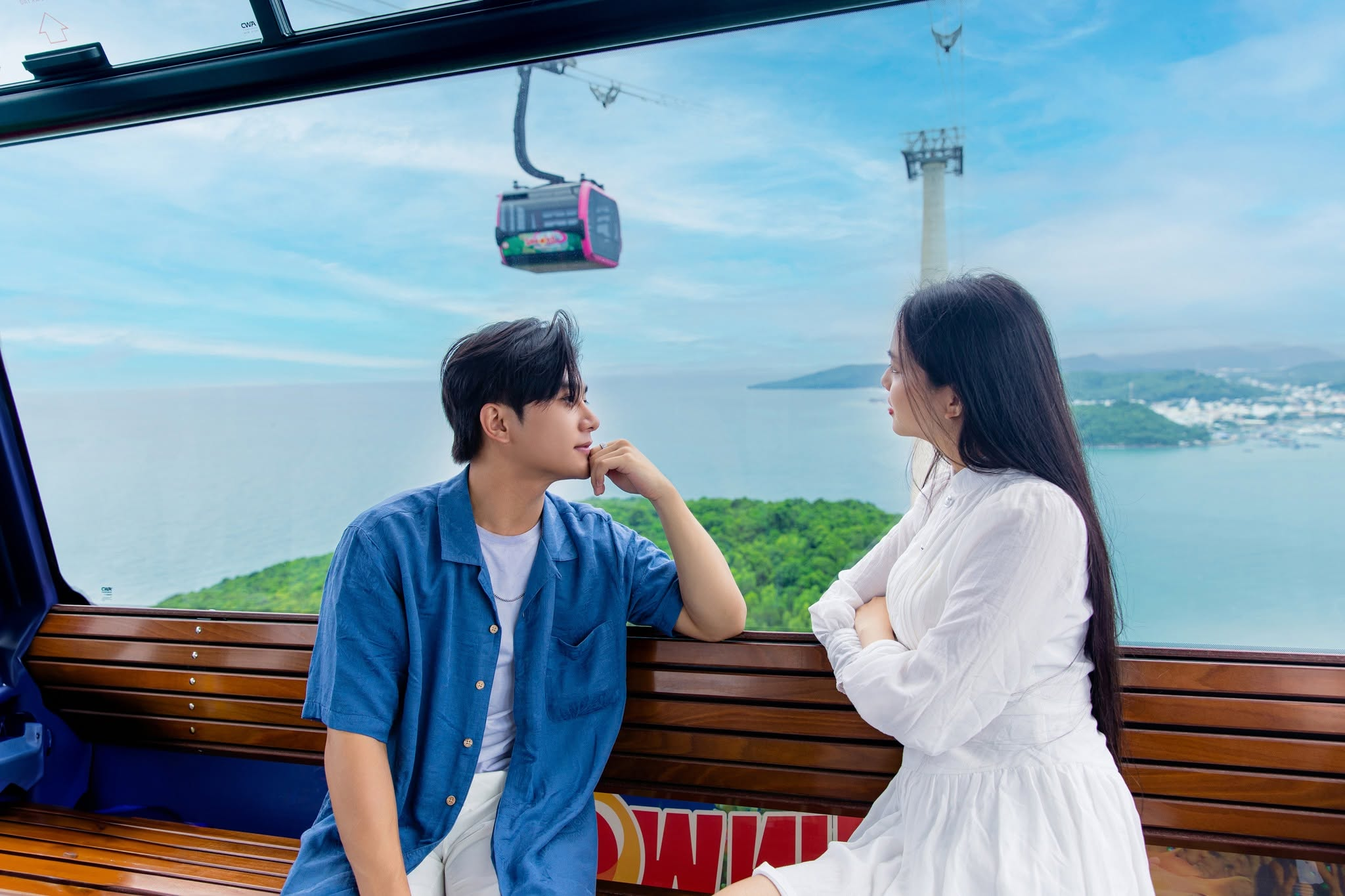Trải nghiệm hành trình cáp treo vượt biển Hòn Thơm với góc nhìn toàn cảnh biển xanh và thiên nhiên Nam đảo. (Nguồn: Sưu tầm)