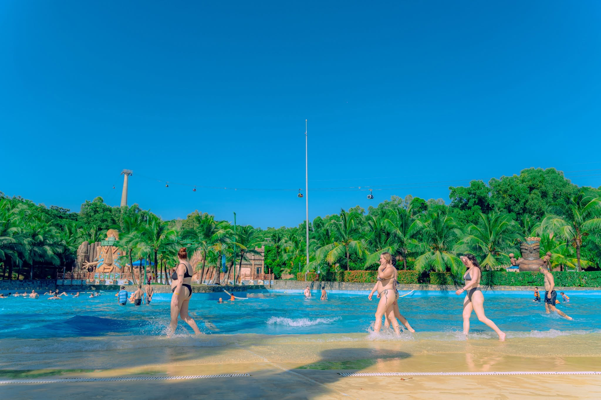 Du khách khám phá những trò chơi thú vị tại Sun World Hon Thom. (Nguồn: Sưu tầm)