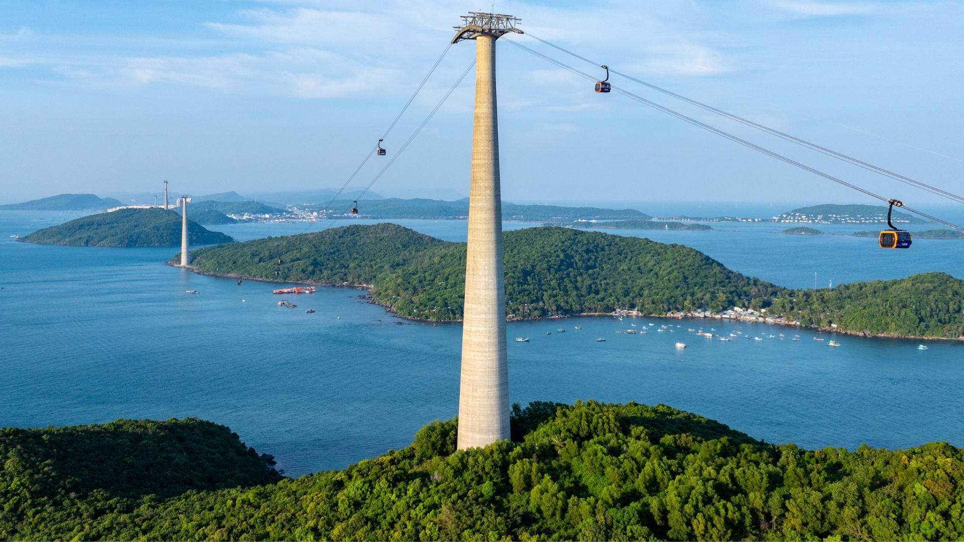 Tuyến cáp treo vượt biển đưa du khách đến Sun World Hon Thom với khung cảnh biển đảo ngoạn mục. (Nguồn: Sưu tầm)