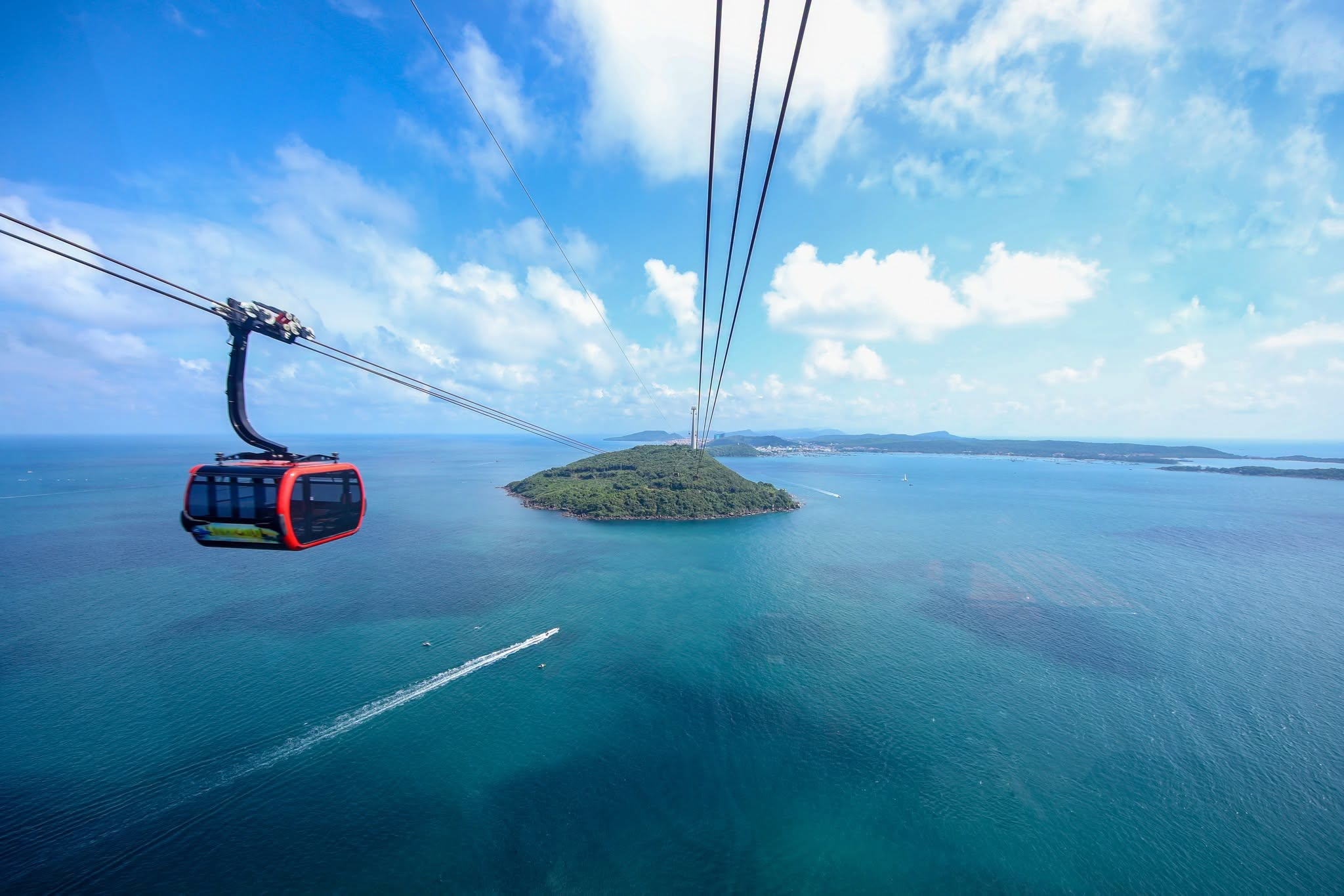 Tuyến cáp treo Hòn Thơm sở hữu chiều dài 7.899,9 m cùng hệ thống cabin hiện đại. (Nguồn: Sưu tầm)